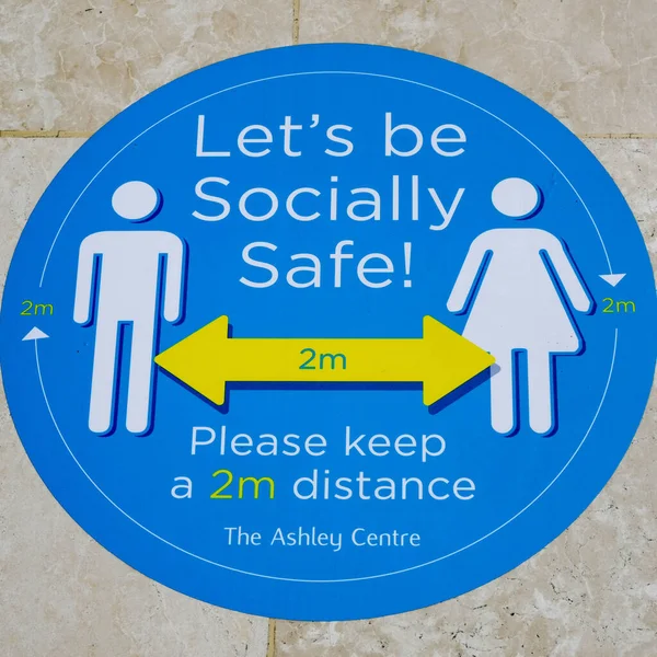London Juni 2020 Winkelcentrum Social Distancing Floor Stickers Houdt Shoppers Stockafbeelding