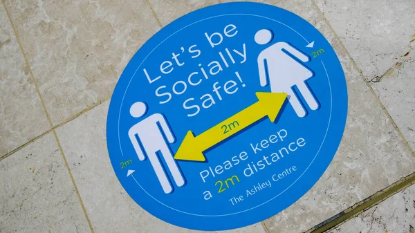 London Juni 2020 Winkelcentrum Social Distancing Floor Stickers Houdt Shoppers Rechtenvrije Stockfoto's