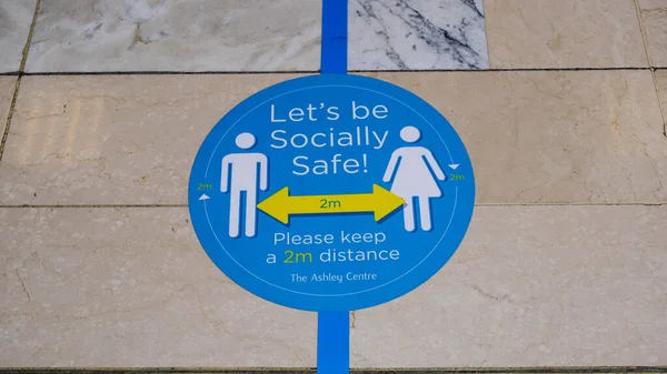 London Червня 2020 Shopping Mall Social Distancing Floor Stickers Keeping Стокова Картинка