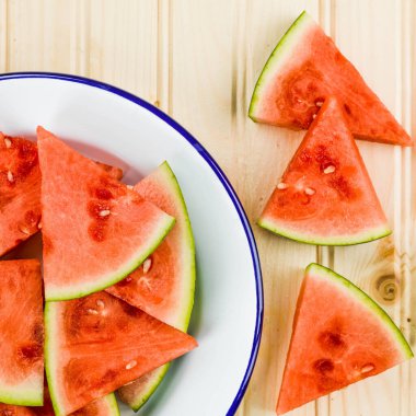 Taze karpuz dilimleri Tropikal tatlı taze meyve İnsansız Tabakta