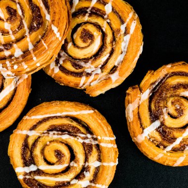 Taze pişmiş tarçınlı çörek. İnsansız Danimarka pastası.