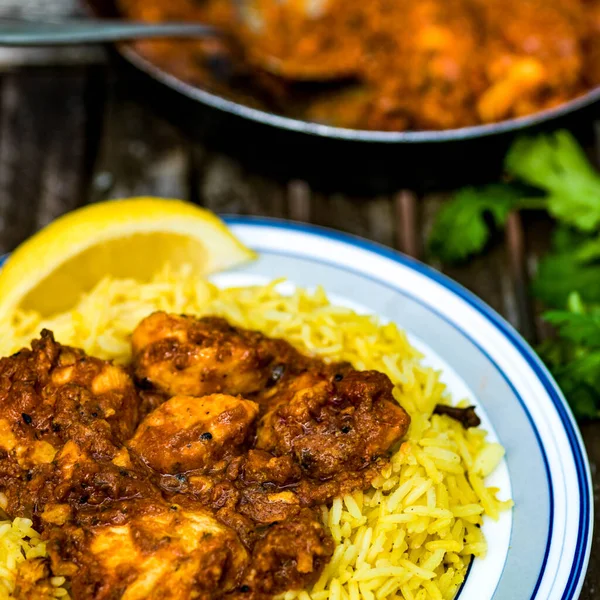 Indiai Stílusú Csirke Curry Pilau Rizs Szolgált Egy Tányéron Emberek — Stock Fotó