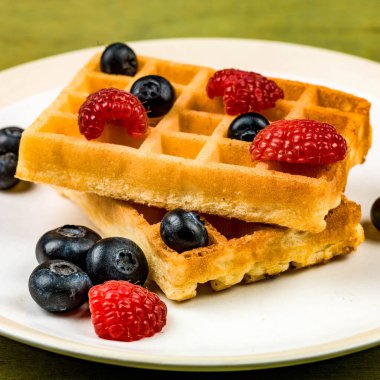 Taze yaz meyveli waffle 'lar ahududu ve yaban mersini ve insan yok.