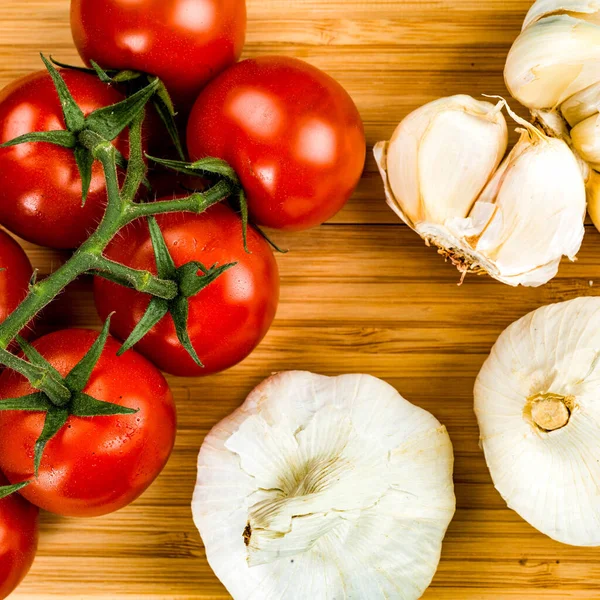 Vinha Fresca Cultivada Tomates Orgânicos Maduros Com Bolbos Alho Sem — Fotografia de Stock