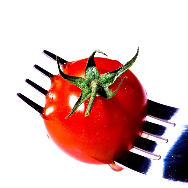 Pomodoro Ciliegia Biologico Maturo Singolo Una Forchetta Isolata Bianco Senza — Foto Stock