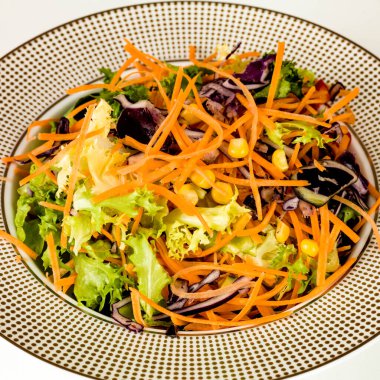 Bir kase sağlıklı karışık yaz bahçesi salatası.