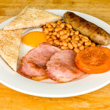 Geleneksel Kızarmış İngiliz Kahvaltısı Yumurtalı Pastırmalı Sosis Domates ve Tost