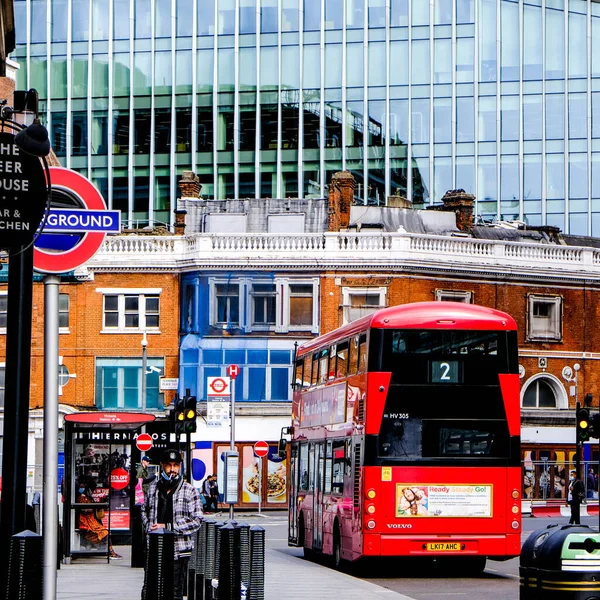 Red Double Decker Bus Victoria London Storbritannien Mot Gamla Och — Stockfoto