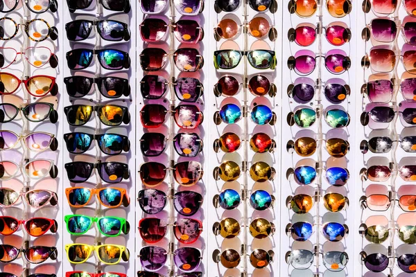 Bunte Trendige Modische Sonnenbrillen Auf Dem Camden Market London — Stockfoto