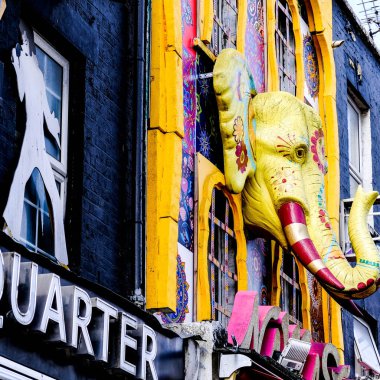 Renkli Alternatif Mağaza Önü Camden Pazarı, Londra İngiltere, Oyma bir fil ve Hiç İnsan Yok