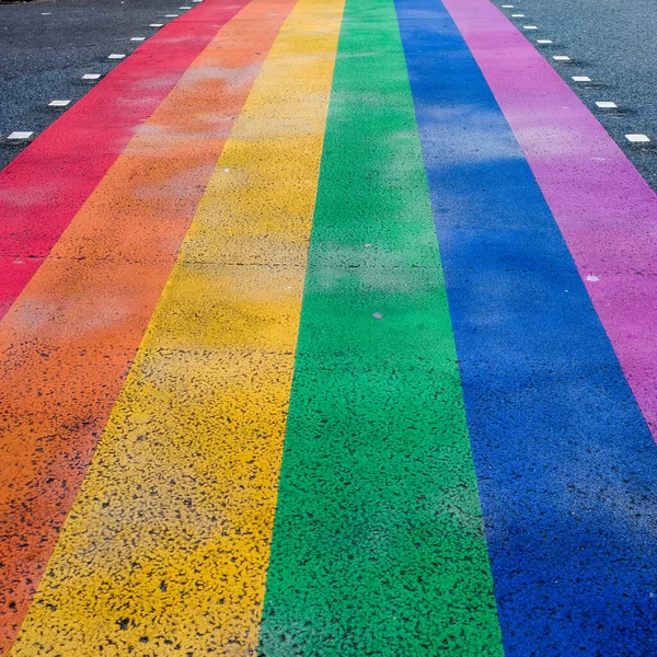 Arco Íris Colorido Pintado Estrada Cruzando Para Nhs Sem Pessoas — Fotografia de Stock