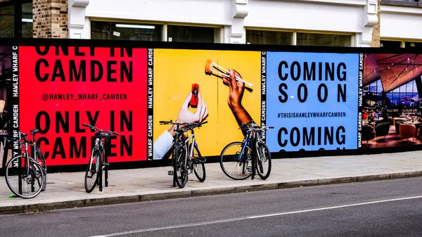 Advertising Hording Posters Camden Market London Parked Bicycles People — Stock fotografie