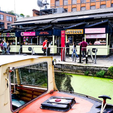 Camden Kilitli Nehir Teknesi ve Gıda Mağazası Rıhtımda isimsiz insanlarla
