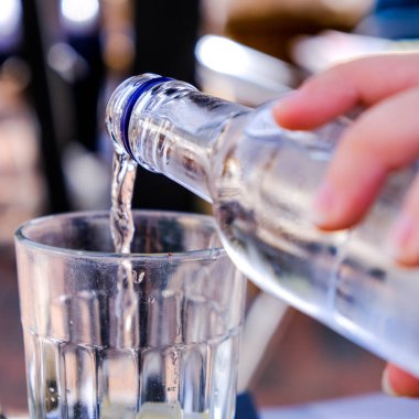 Bir şişeden bir bardağa hiç insan olmadan maden suyu doldurmak.