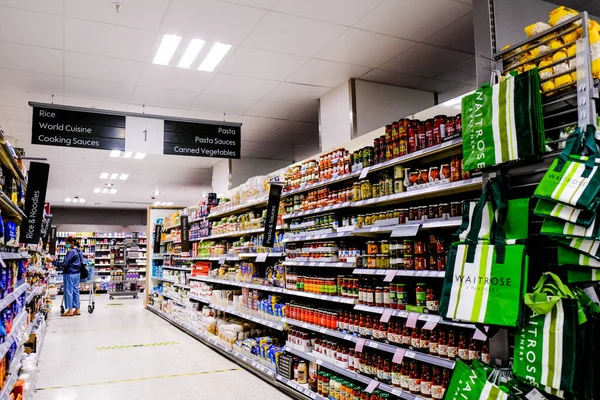 John Lewis Waitrose Supermarché Étagères Stockées Personne Baisse Des Ventes — Photo