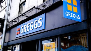 Londra, İngiltere, 19 Eylül 2020, Popüler Ana Cadde Baker Greggs Evinize Sosisli rulo ve börek dağıtabilir