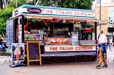 Londra, İngiltere, 19 Eylül 2020, İtalyan Dondurma Satıcısı gevşek COVID-19 Kilitleme Kısıtlamalarından yararlanıyor