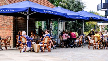 Londra, İngiltere, 19 Eylül 2020, COVID-19 Kilitlenme Rahatlarken Dışarıda Oturmaktan Keyif alan İnsanlar