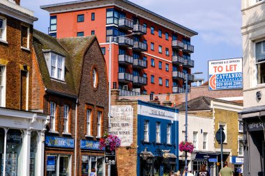 Londra, İngiltere, 19 Eylül 2020, Modern Yeni ve Geleneksel Eski Binaları olan Güney Londra High Street