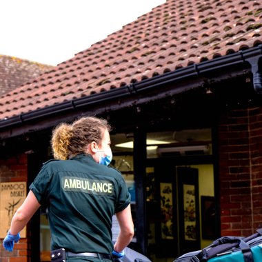 Londra İngiltere, 23 Eylül 2020, NHS Ambulans Acil Durum Çağrısı Üniformalı Ambulans