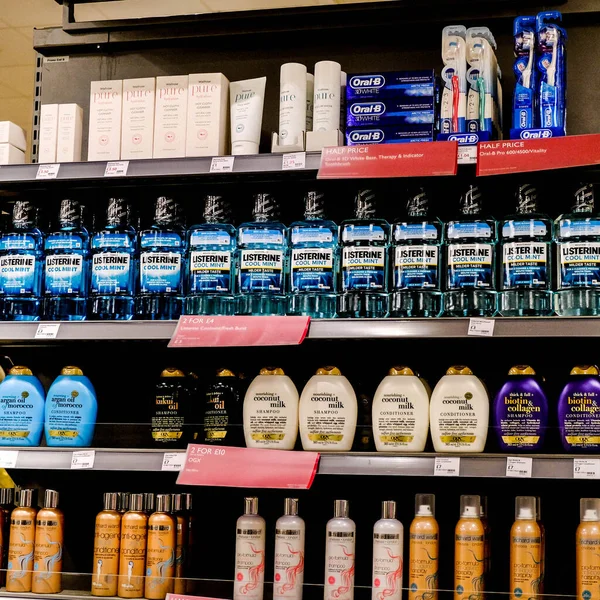 Botellas Champú Para Cabello Lavado Bucal Supermercado John Lewis Waitrose — Foto de Stock