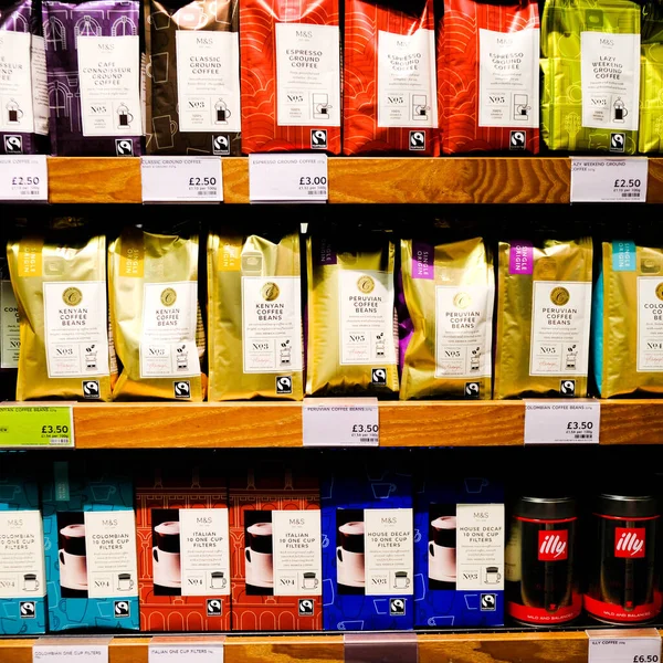 Выбор Маркировки Спенсер Супермаркет Кофе Зернах Заземления Кофе Людей — стоковое фото