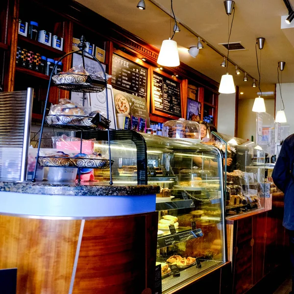 尼禄咖啡店内的咖啡及热饮零售连锁店 食物及饮品 — 图库照片