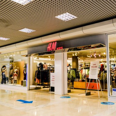 Londra İngiltere, 24 Eylül 2002, H & M Çocuk Moda Perakende Dükkanı