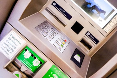Londra İngiltere, 24 Eylül 2002, Lloyds Bank Otomatik Nakit ve Çek Mevduat Makinesi Müşterilere Gecikme Olmadan Para Yatırma olanağı