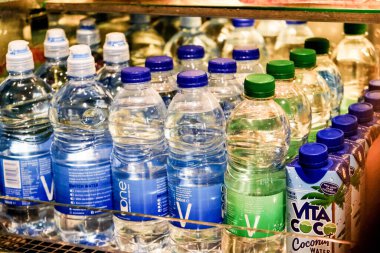 Starbucks Kahve Dükkanı durgun ve köpüklü su sergiliyor.