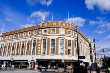 Bentalls Alışveriş Merkezi veya Alışveriş Merkezi, Kingston, Londra COVID-19 kilitlenmesinden sonra yeniden açıldı