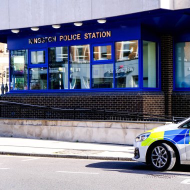 Kingston Metropolitan Polis Merkezi, Londra, Dışarıda park etmiş bir polis arabası var.