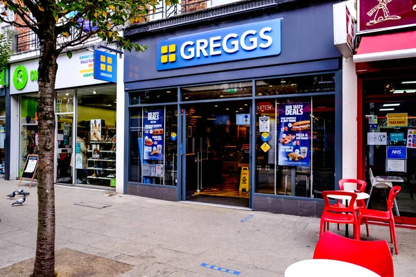 Greggs High Street Bakers Retail Shop Front People — стокове фото