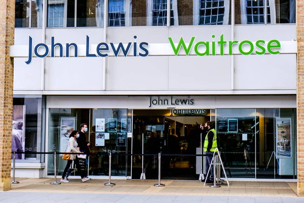 John Lewis Waitrose Tienda Departamental Entrada Personas Que Usan Coberturas — Foto de Stock