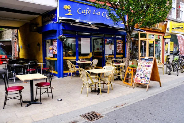 Empty High Street Coffee Shop Tijdens Covid Zonder Mensen Rechtenvrije Stockfoto's