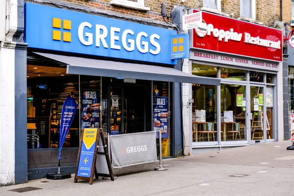 London September 2020 Greggs Bkers Popula High Street Supplier Pies 스톡 이미지