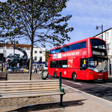 Londra İngiltere, 28 Eylül 2020, Red Double Decker Otobüs Boş COVID-19 High Street 'ten geçiyor