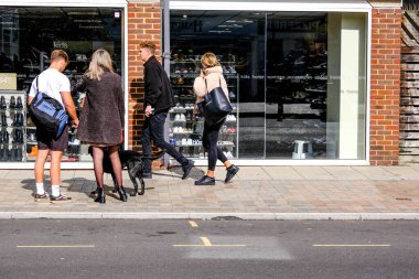 Londra İngiltere, 28 Eylül 2020, Yüzü Kapalı Gençler Grubu COVID-19