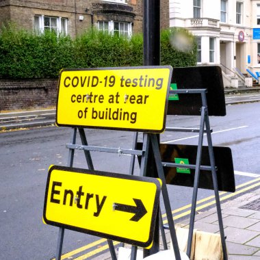 Londra İngiltere, Ekim 02 2020, NHS COVID-19 Test Merkezi Yol İşaretleri