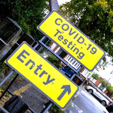 Londra İngiltere, Ekim 02 2020, NHS COVID-19 Test Merkezi Yol İşaretleri