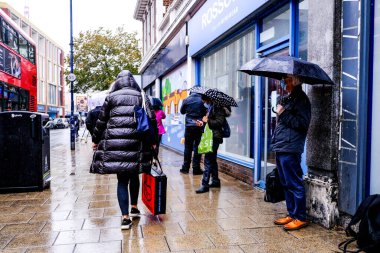 Londra İngiltere, Ekim 02 2020, İsimsiz Müşteriler ya da Şiddetli Yağmur Altında Şemsiyeler Altında Sığınan İnsanlar