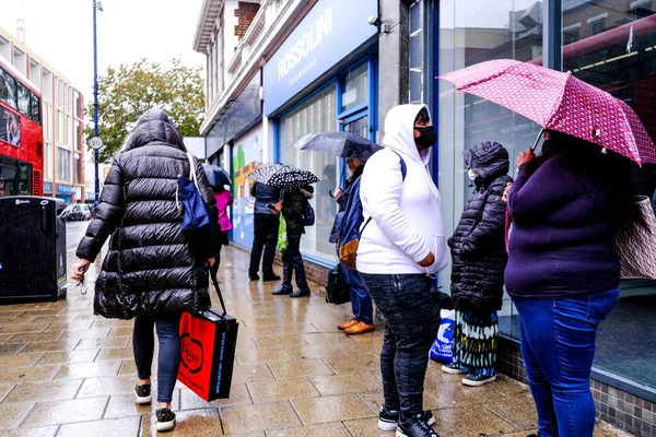 Лондон Великобритания Октября 2020 Года Анонимные Покупатели Люди Укрывающиеся Зонтиками — стоковое фото