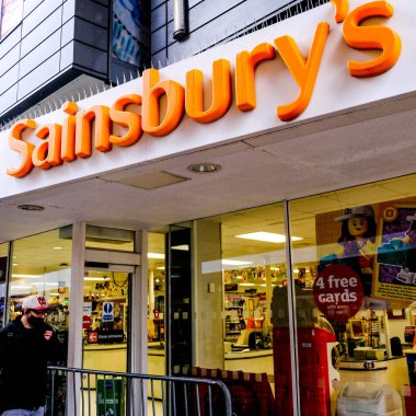 Londra İngiltere 2 Ekim 2020 Sainsburys High Street Gıda Süpermarket Önü ve Logosu