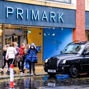 Londra İngiltere, 22 Ekim 2020, Primark Moda Giyim Mağazası Coronavirus Kilitlenmesinden sonra tekrar açıldı