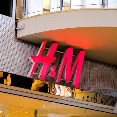 Londra İngiltere, 3 Ekim 2020, H & M High Street Moda Perakende Şirketi Logosu