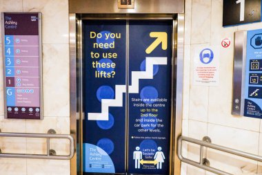 Londra İngiltere, 03 Ekim 2020, Alışveriş Merkezi veya Alışveriş Kapıları COVID-19 sırasında Kamu Güvenliği Sosyal Mesafesini Vurguluyor