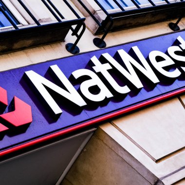 Londra İngiltere, Ekim 05 2020, Natwest Perakende Bankası 'nın ana cadde şubesi, Logoyu kapatın ve İnsansız İmza atın