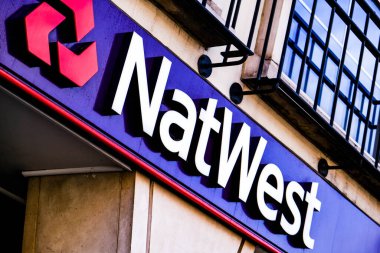 Londra İngiltere, Ekim 05 2020, Natwest Perakende Bankası 'nın ana cadde şubesi, Logoyu kapatın ve İnsansız İmza atın
