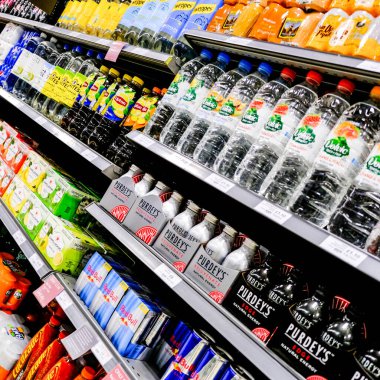 Londra İngiltere, Ekim 05, 2020, Hafif İçecekler ve Lezzetli İçecek John Lewis Waitrose Süpermarket rafları