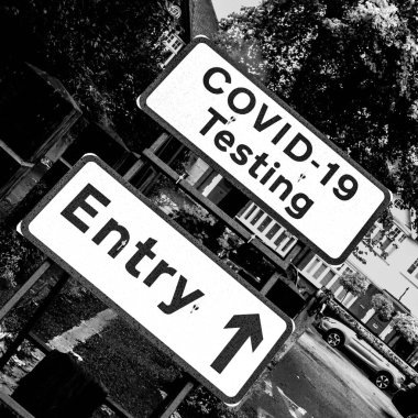 COVID-19 Siyah ve Beyaz Giyen Kimse Olmayan Bölge Yönlendirme Tabelaları Denemesi